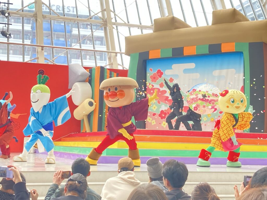 福岡アンパンマンこどもミュージアムinモール新しいステージショーだいこんやくしゃとみんなのお芝居の写真