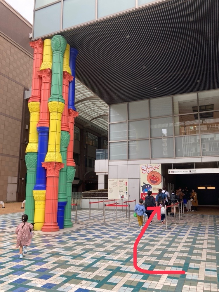 福岡アンパンマンこどもミュージアムinモールのAエレベーターの目印のカラフルな柱の写真