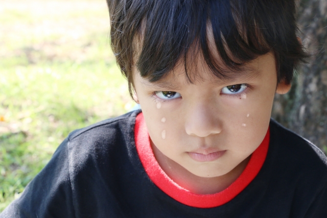 泣きながら敵意を向ける男の子の写真