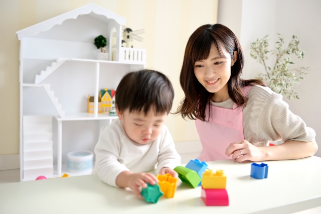 保育士さんと子供の写真